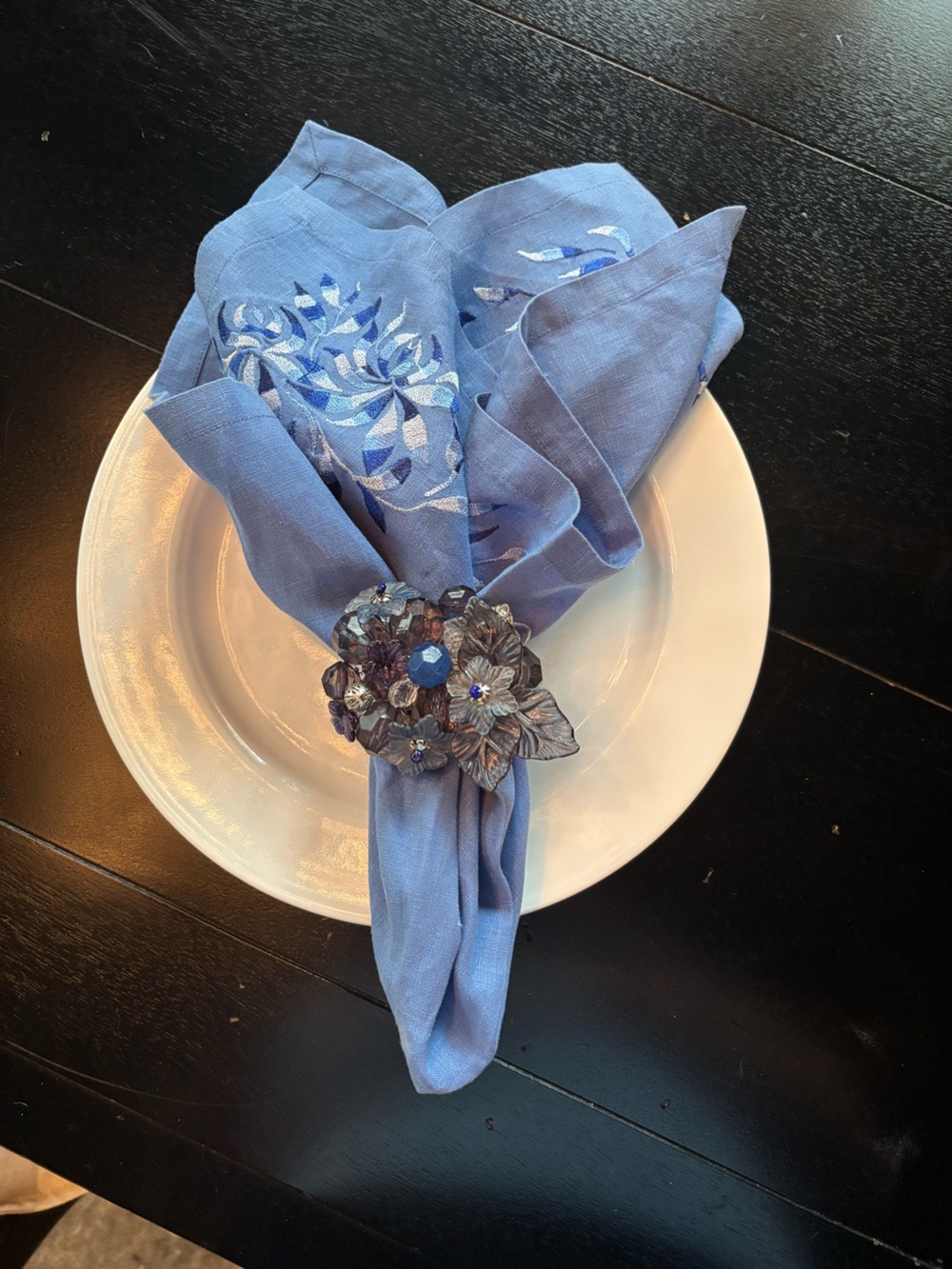 NWOT Kim Seybert Set of 4 Periwinkle Embroidered Linen Napkins and 4 Napkin Ring